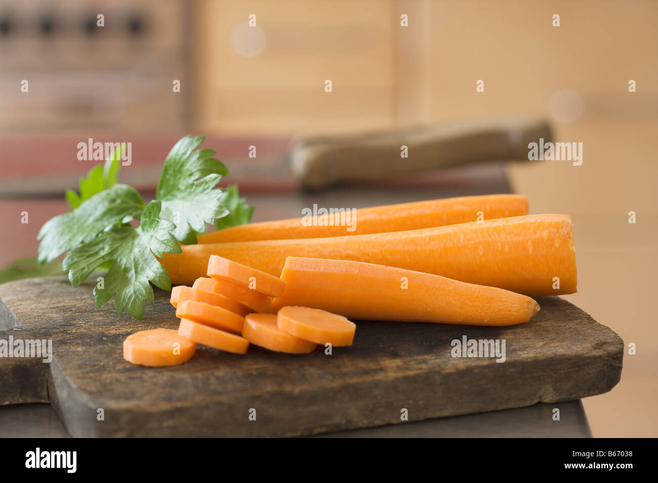 Carottes pelées sur une planche à découper Banque D'Images