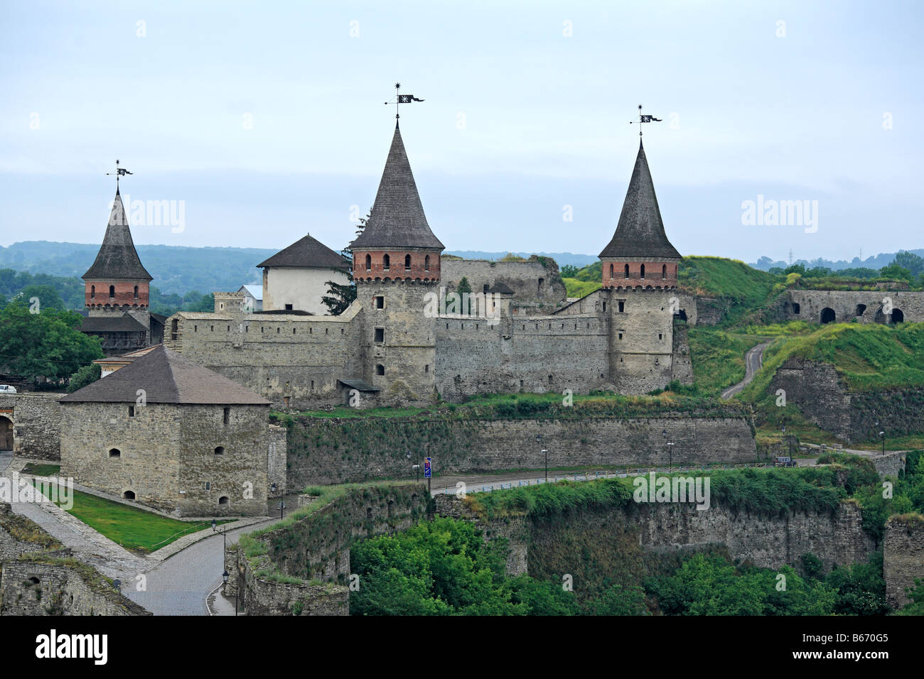 Les murs et les tours de la forteresse médiévale Kamianets Podilskyi (Kamenetz, Kamieniec), Podolie, Kiev oblast (région), de l'Ukraine Banque D'Images