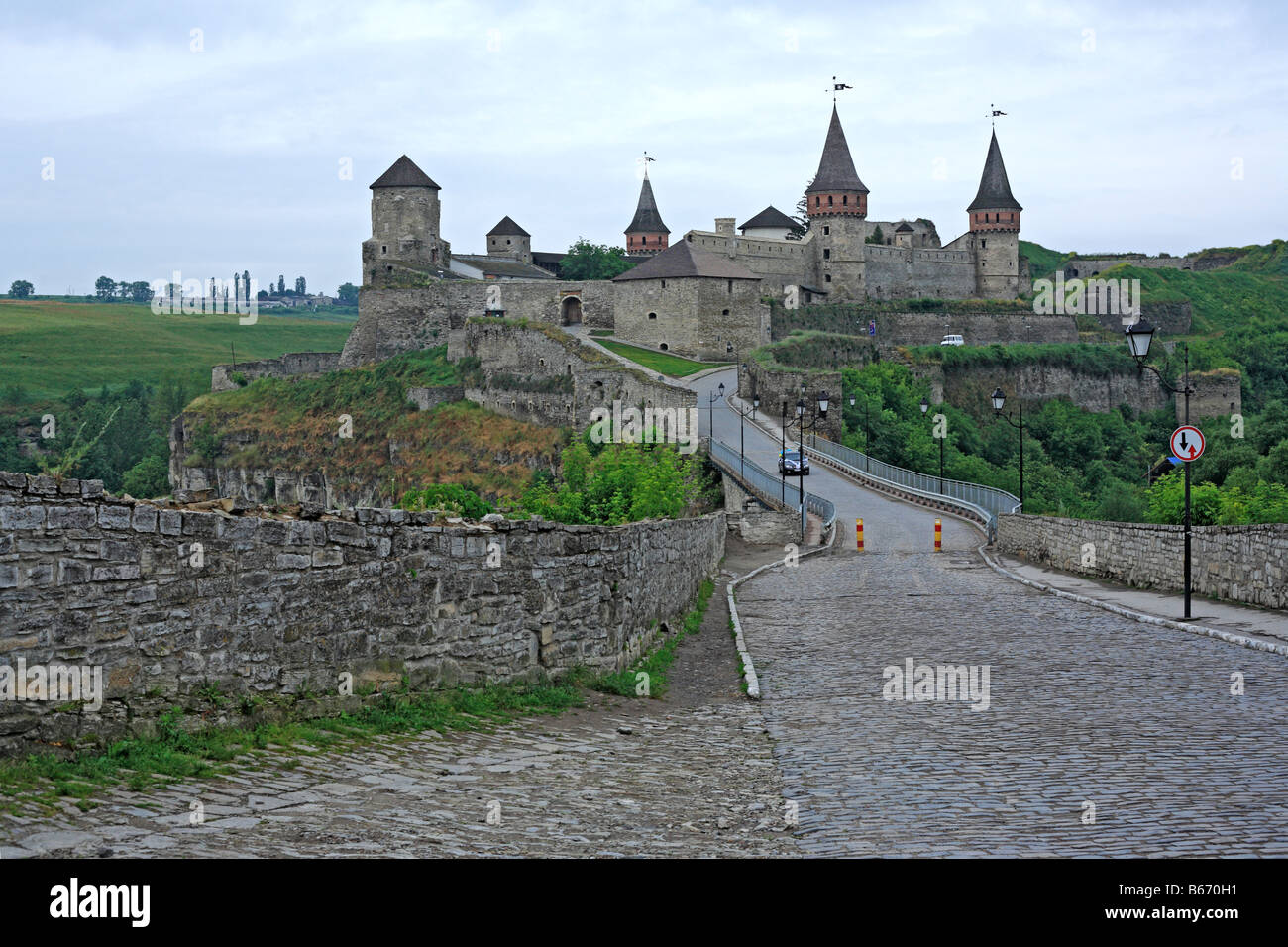 Les murs et les tours de la forteresse médiévale Kamianets Podilskyi (Kamenetz, Kamieniec), Podolie, Kiev oblast (région), de l'Ukraine Banque D'Images
