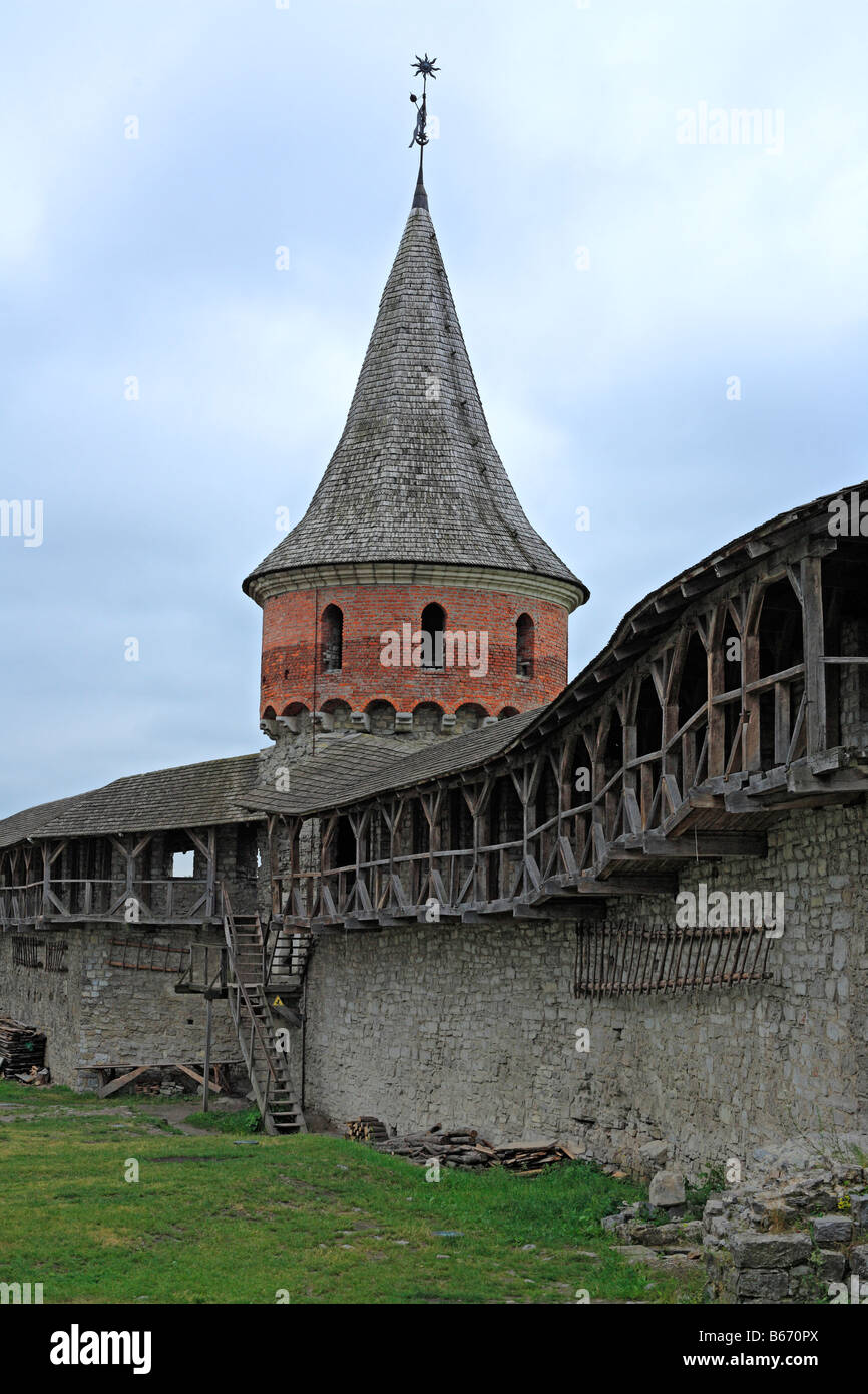 Les murs et les tours de la forteresse médiévale Kamianets Podilskyi (Kamenetz, Kamieniec), Podolie, Kiev oblast (région), de l'Ukraine Banque D'Images
