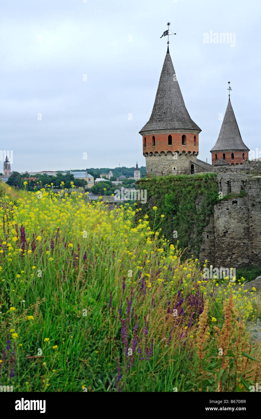 Les murs et les tours de la forteresse médiévale Kamianets Podilskyi (Kamenetz, Kamieniec), Podolie, Kiev oblast (région), de l'Ukraine Banque D'Images