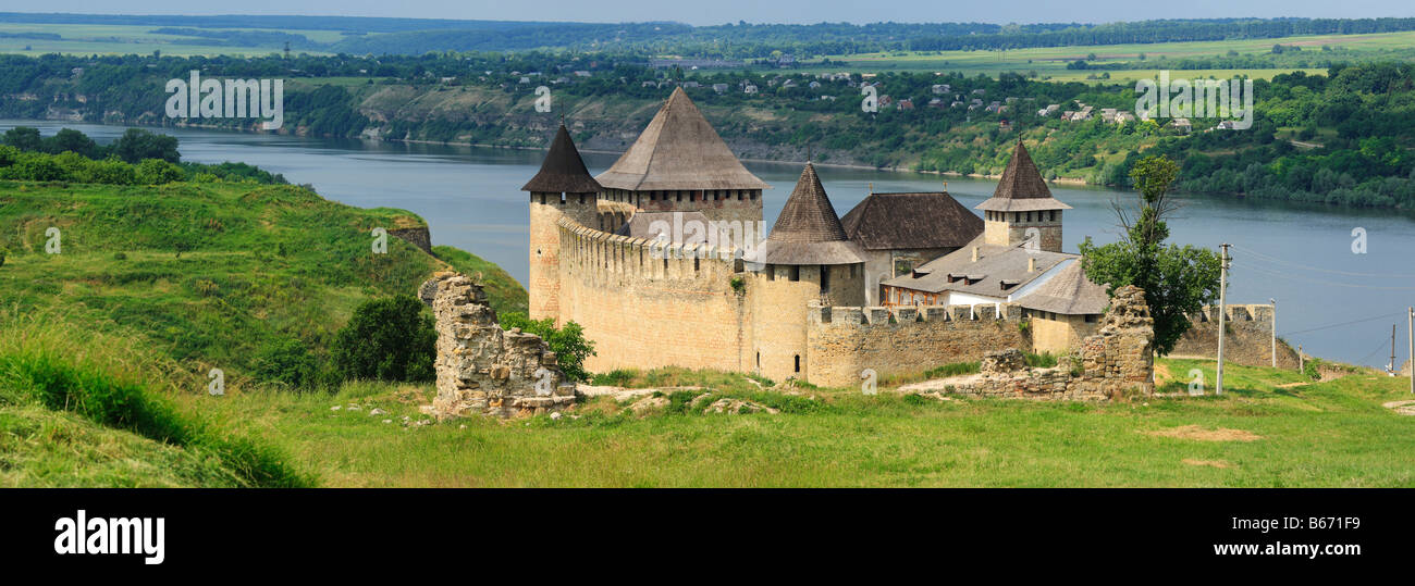 Les murs et les tours de la forteresse de Khotin (1325-1460), château médiéval, Dniestr, Podolie, Chernivtsi oblast (province), Ukraine Banque D'Images