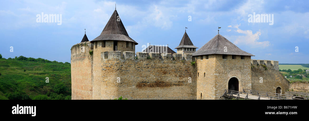 Les murs et les tours de la forteresse de Khotin (1325-1460), château médiéval, Podolie, Chernivtsi oblast (province), Ukraine Banque D'Images