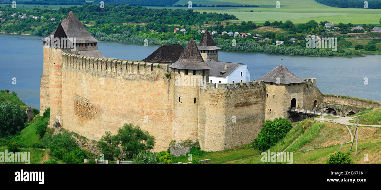 Les murs et les tours de la forteresse de Khotin (1325-1460), château médiéval, Dniestr, Podolie, Chernivtsi oblast (province), Ukraine Banque D'Images