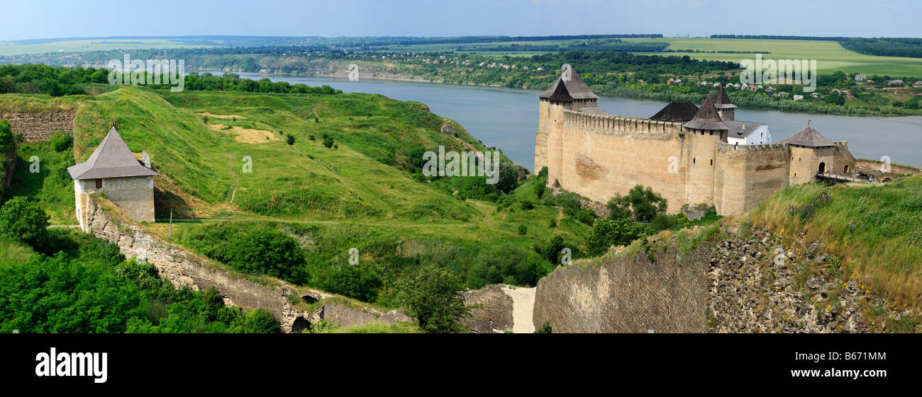 Les murs et les tours de la forteresse de Khotin (1325-1460), château médiéval, Dniestr, Podolie, Chernivtsi oblast (province), Ukraine Banque D'Images