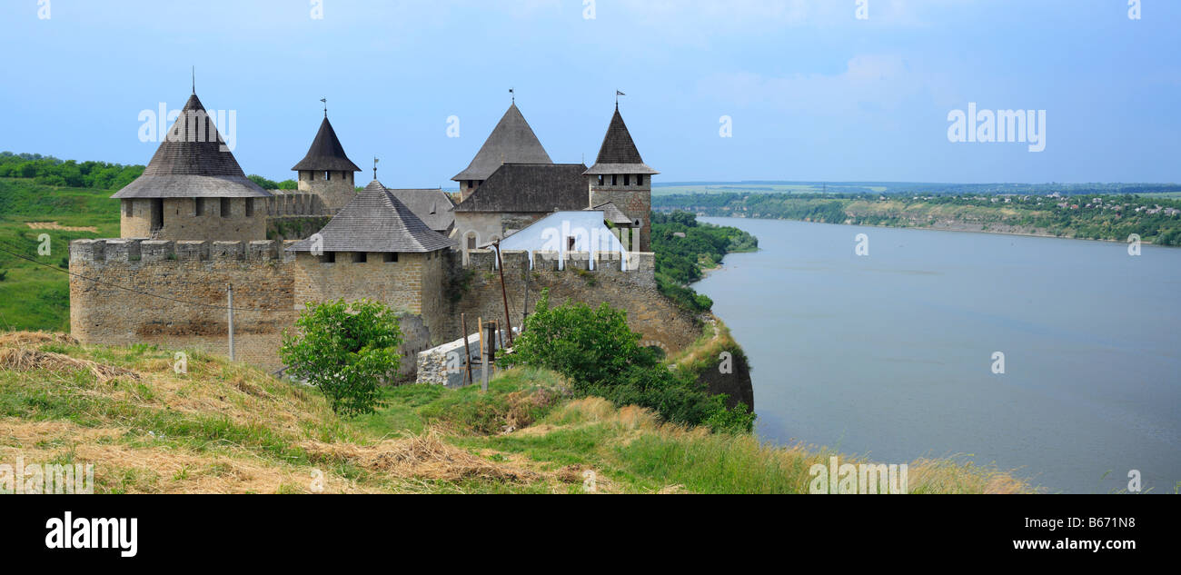 Les murs et les tours de la forteresse de Khotin (1325-1460), château médiéval, Dniestr, Podolie, Chernivtsi oblast (province), Ukraine Banque D'Images