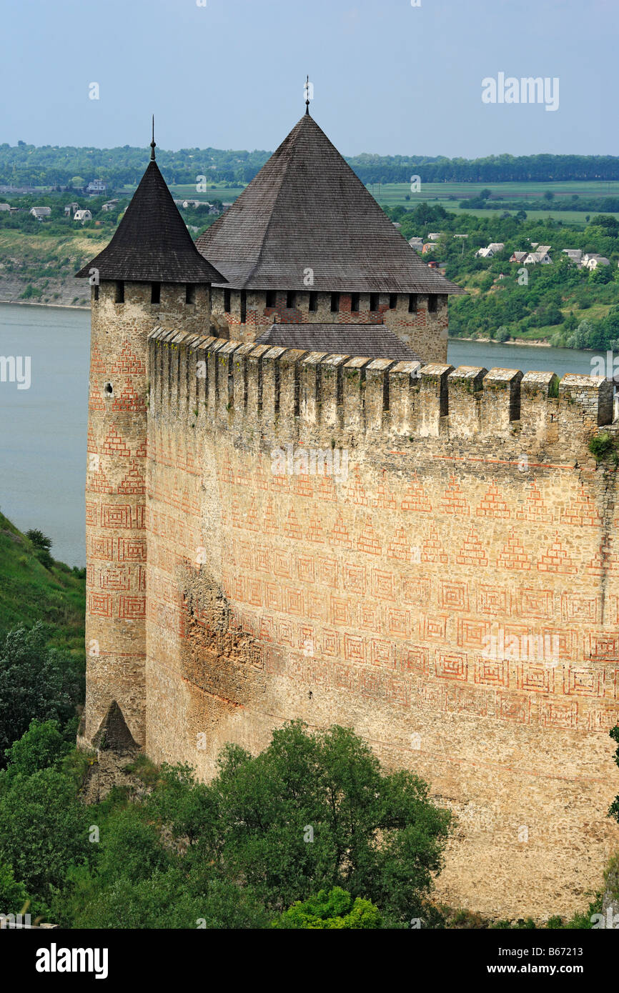 Les murs et les tours de la forteresse de Khotin (1325-1460), château médiéval, Dniestr, Podolie, Chernivtsi oblast (province), Ukraine Banque D'Images
