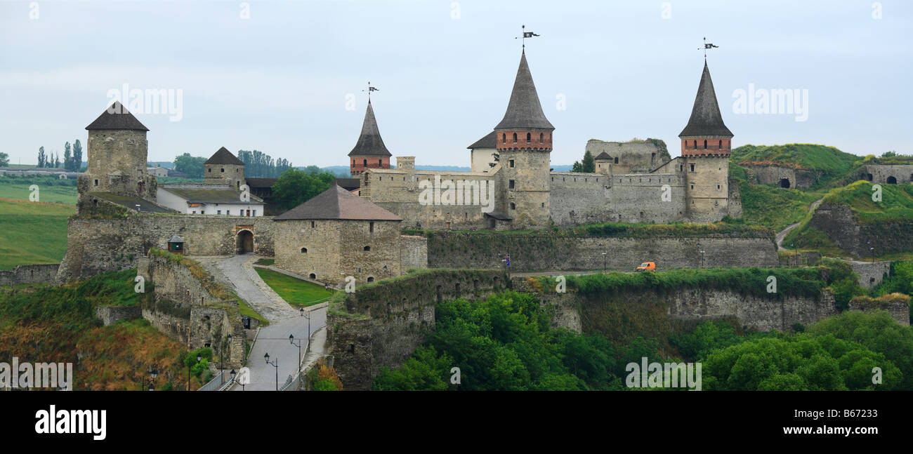 Les murs et les tours de la forteresse médiévale Kamianets Podilskyi (Kamenetz, Kamieniec), Podolie, Kiev oblast (région), de l'Ukraine Banque D'Images