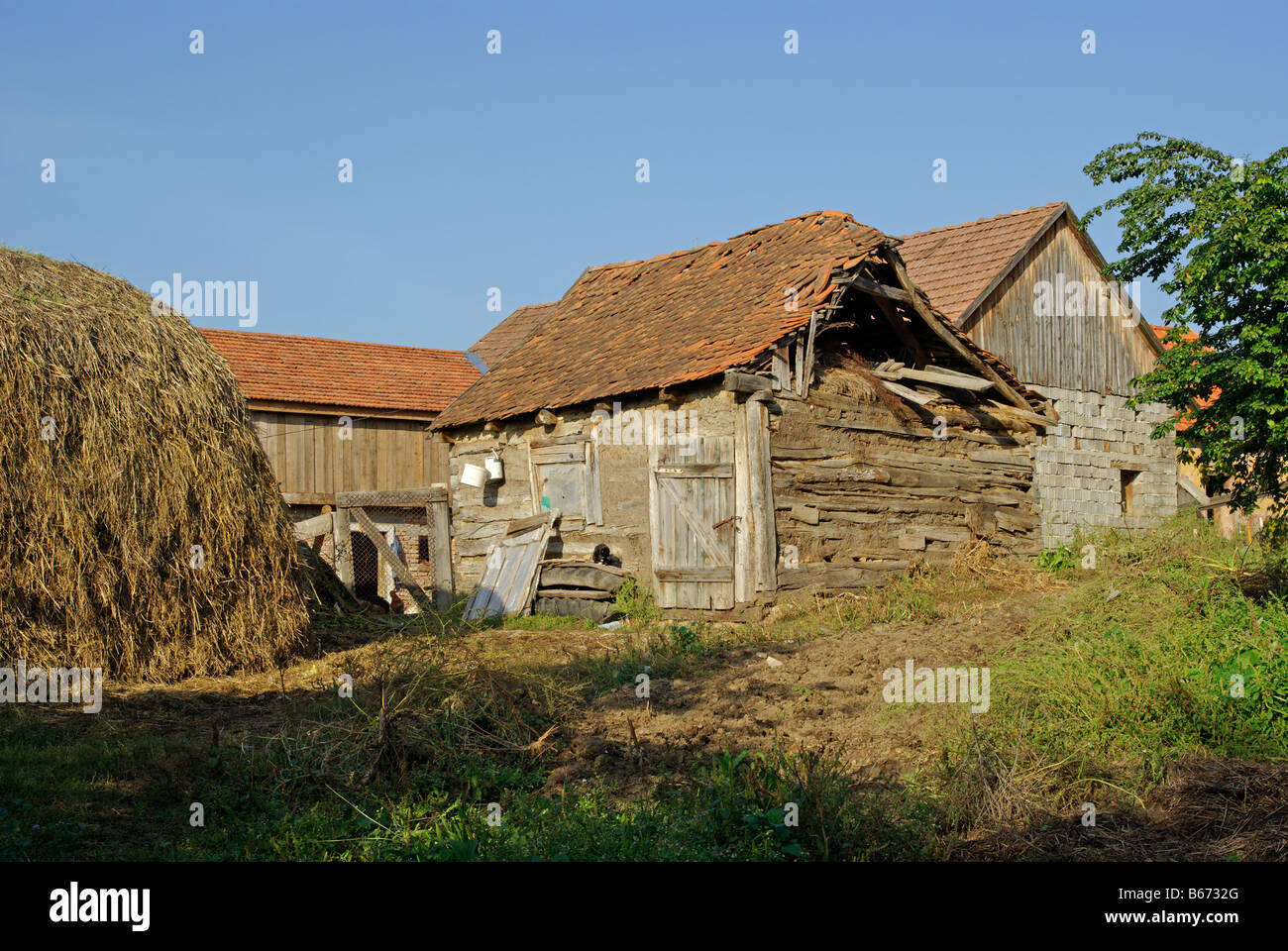 Granges et botte à Miklosvar, Roumanie Banque D'Images