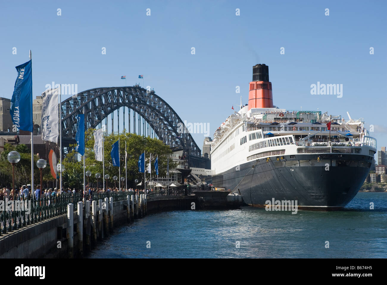 Un navire de croisière et Sydney Harbour Bridge Banque D'Images