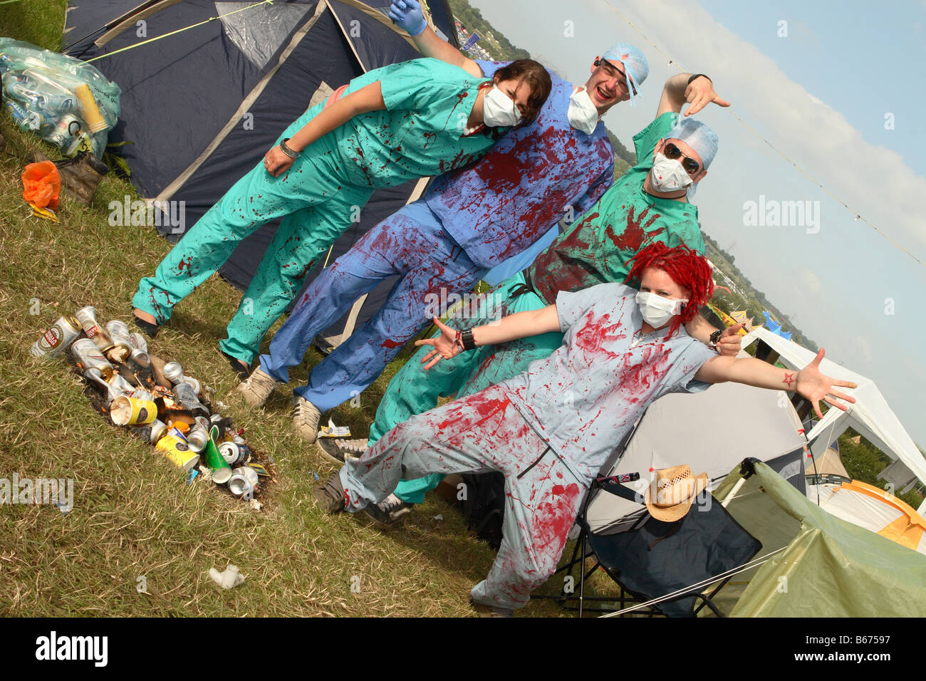 Glastonbury Festival Juin 2008 pop rock music fans déguisés en chirurgiens médicaux entouré de faux sang et de canettes de bière Banque D'Images