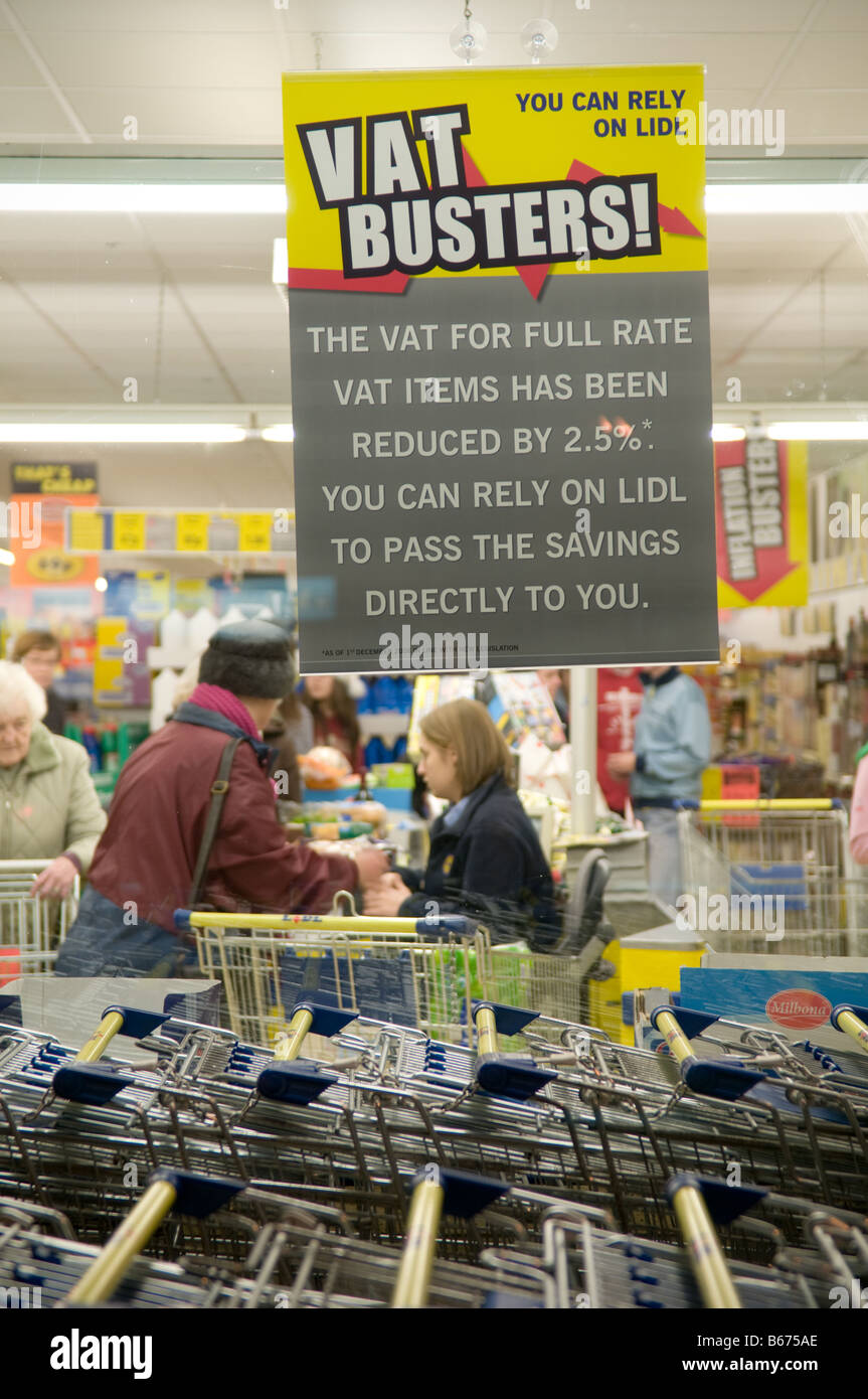 Les gens du shopping au supermarché discount Lild avec affiche annonçant la baisse de la TVA à 15 mis en œuvre en décembre 2008 au Royaume-Uni Banque D'Images