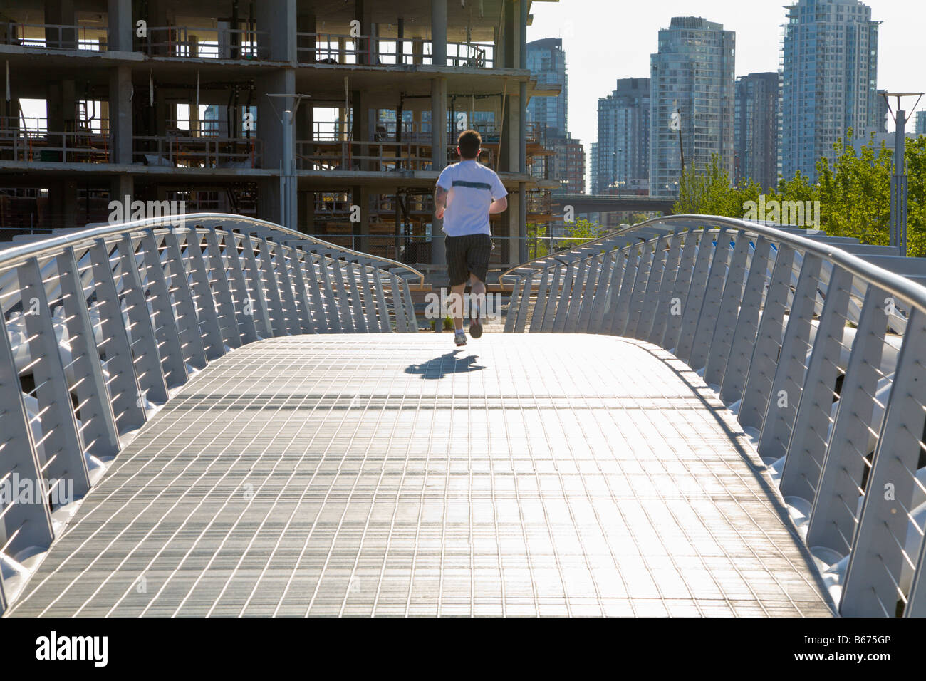 Runner sur pont moderne 'Village Olympique chantier' 'Vancouver British Columbia Canada Banque D'Images