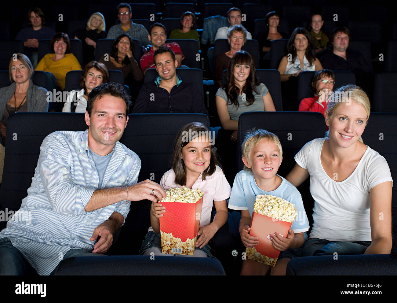 Une famille de regarder un film Banque D'Images