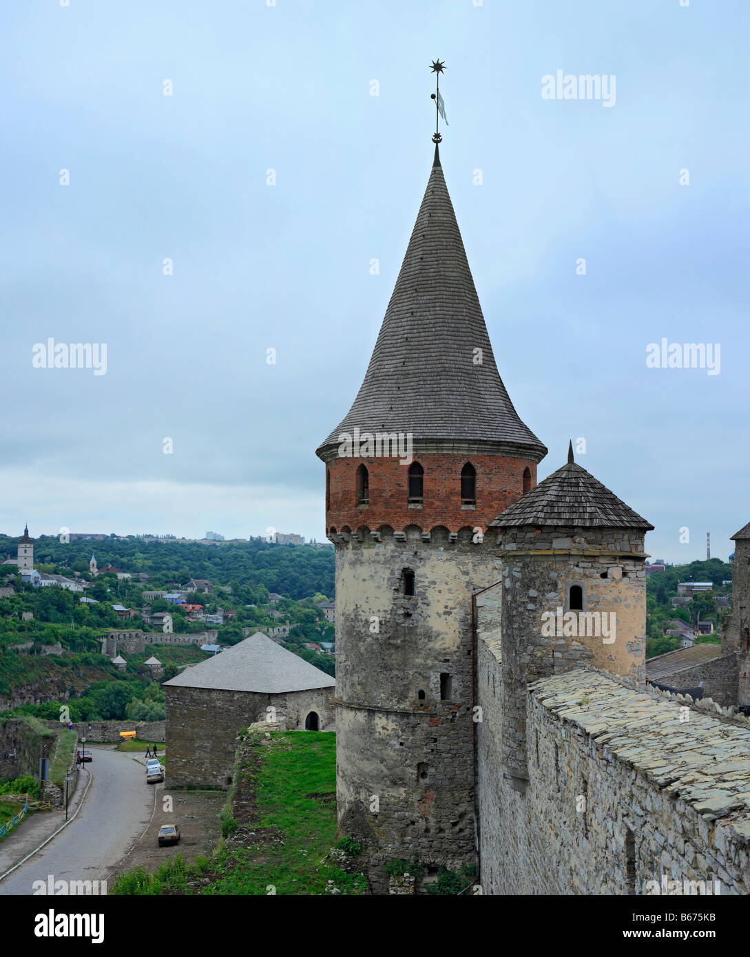 Les murs et les tours de la forteresse médiévale Kamianets Podilskyi (Kamenetz, Kamieniec), Podolie, Kiev oblast (région), de l'Ukraine Banque D'Images