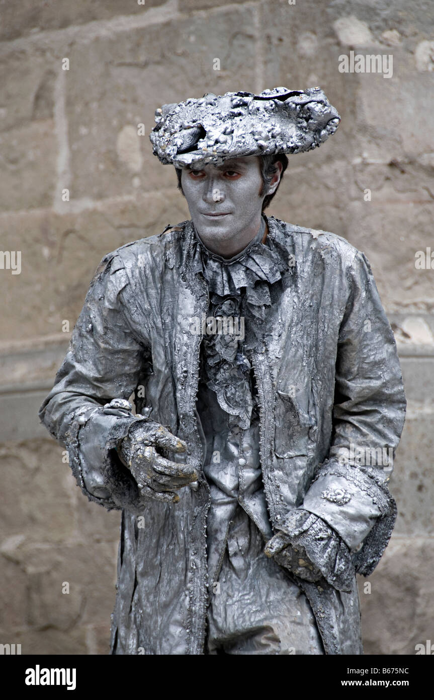 Un artiste mime à Carcassonne la cite france peint en gris pur l'arrêt et faire des actions comme une statue en mouvement Banque D'Images