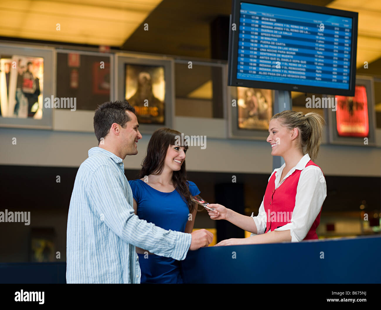 Un couple qui achète des billets de l'box office Banque D'Images