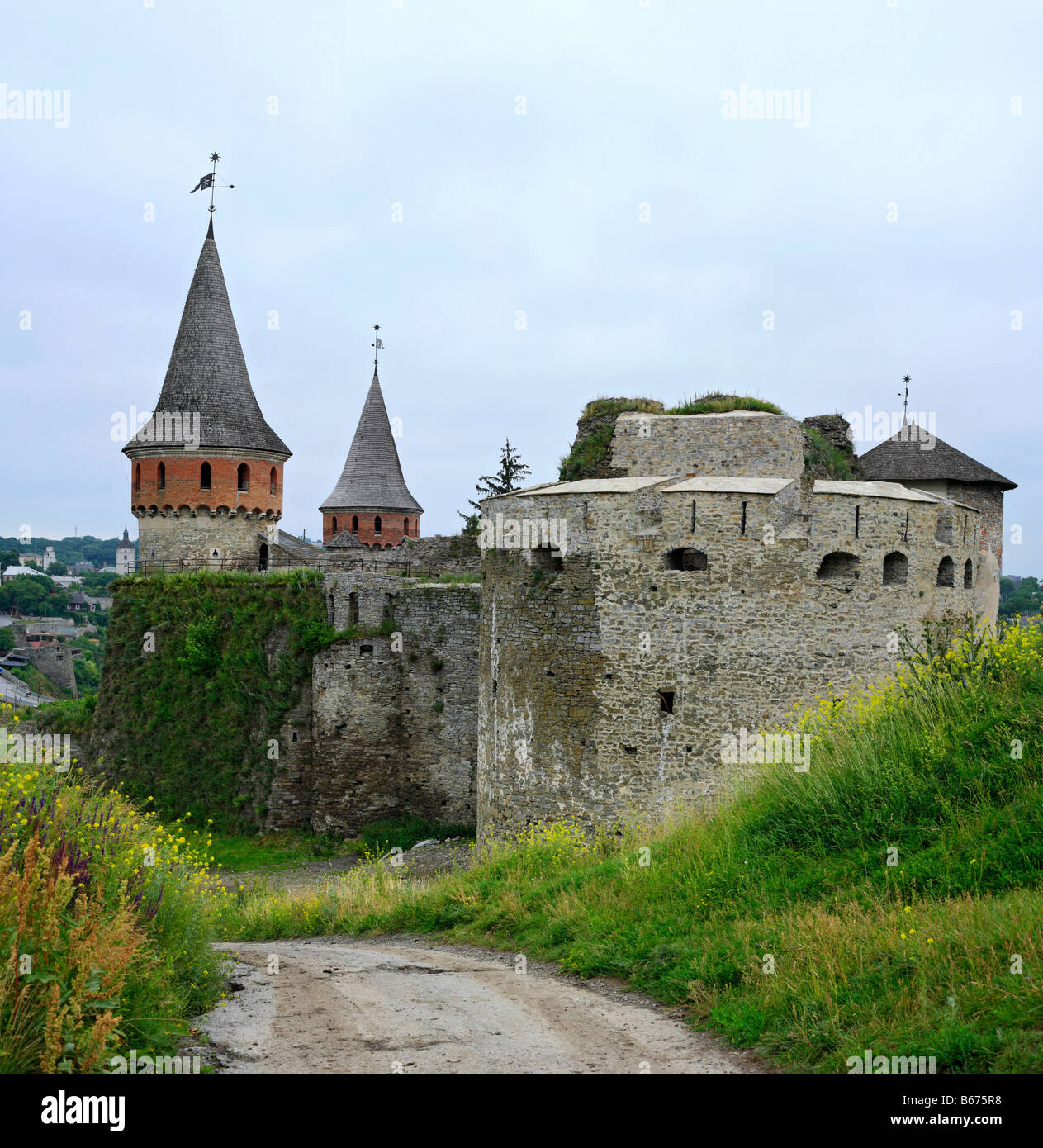 Les murs et les tours de la forteresse médiévale Kamianets Podilskyi (Kamenetz, Kamieniec), Podolie, Kiev oblast (région), de l'Ukraine Banque D'Images