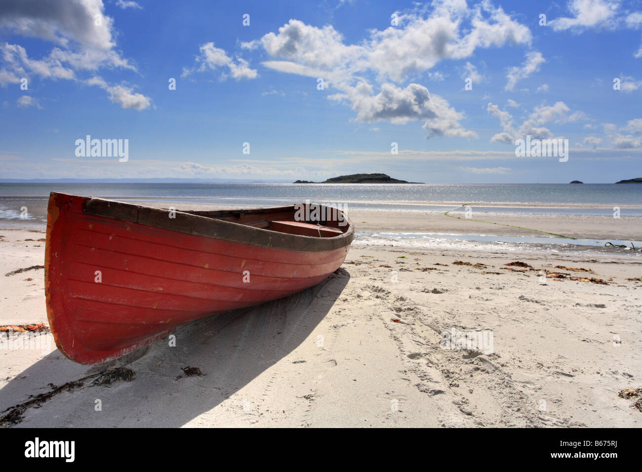 Bateau rouge sur 'Jura Beach' Scotland 'Loch na Mile' Bay, Inner Hebrides, Écosse, Royaume-Uni Banque D'Images