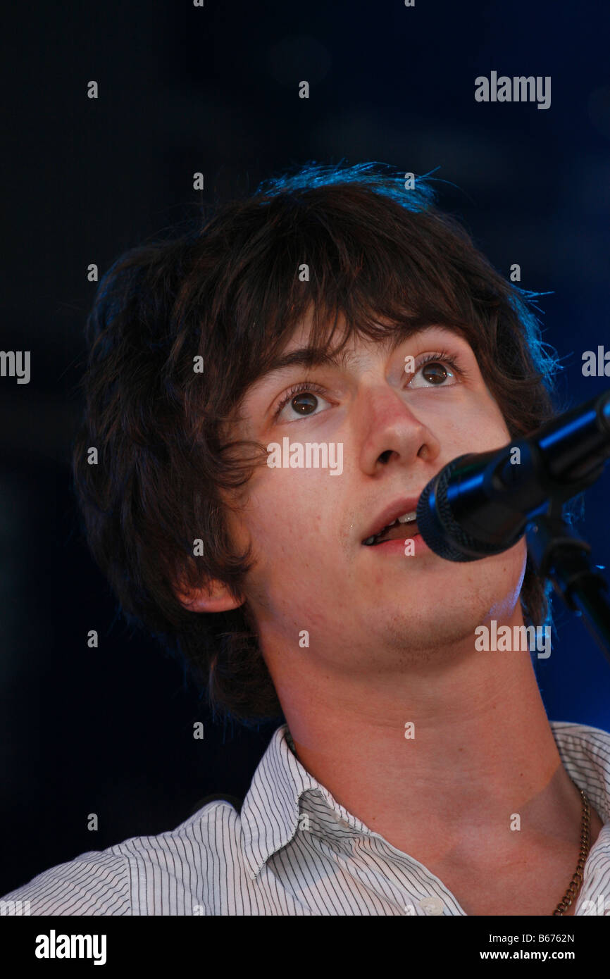 Alex Turner en live à Glastonbury Festival Juin 2008 avec les Last shadow puppets est également chanteur du groupe Arctic Monkeys Banque D'Images Alex Turner en live à Glastonbury Festival Juin 2008 avec les Last shadow puppets est également chanteur du groupe Arctic Monkeys Banque D'Images