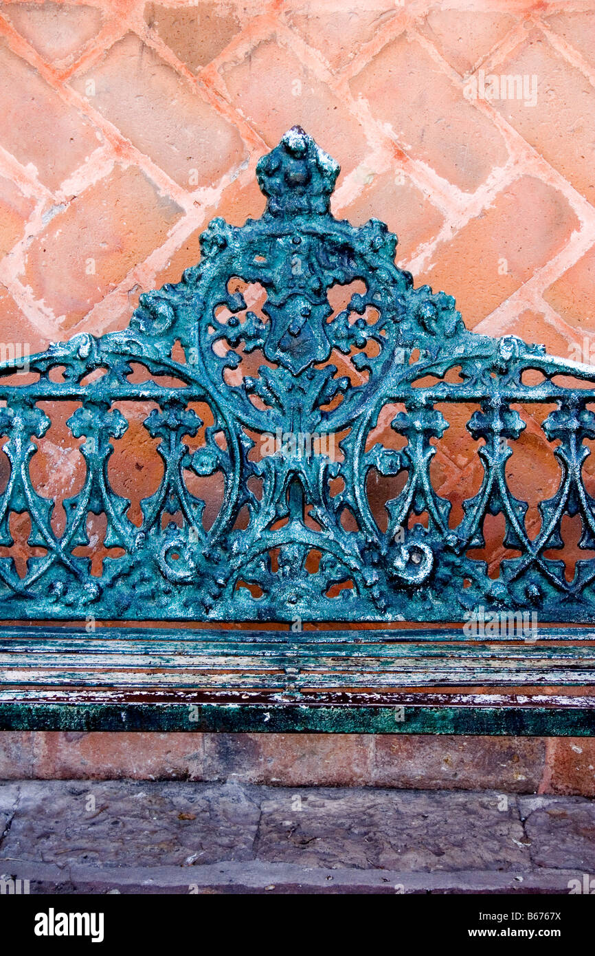 En fer forgé orné de détails sur le dos d'un banc à San Miguel de Allende Mexique Banque D'Images