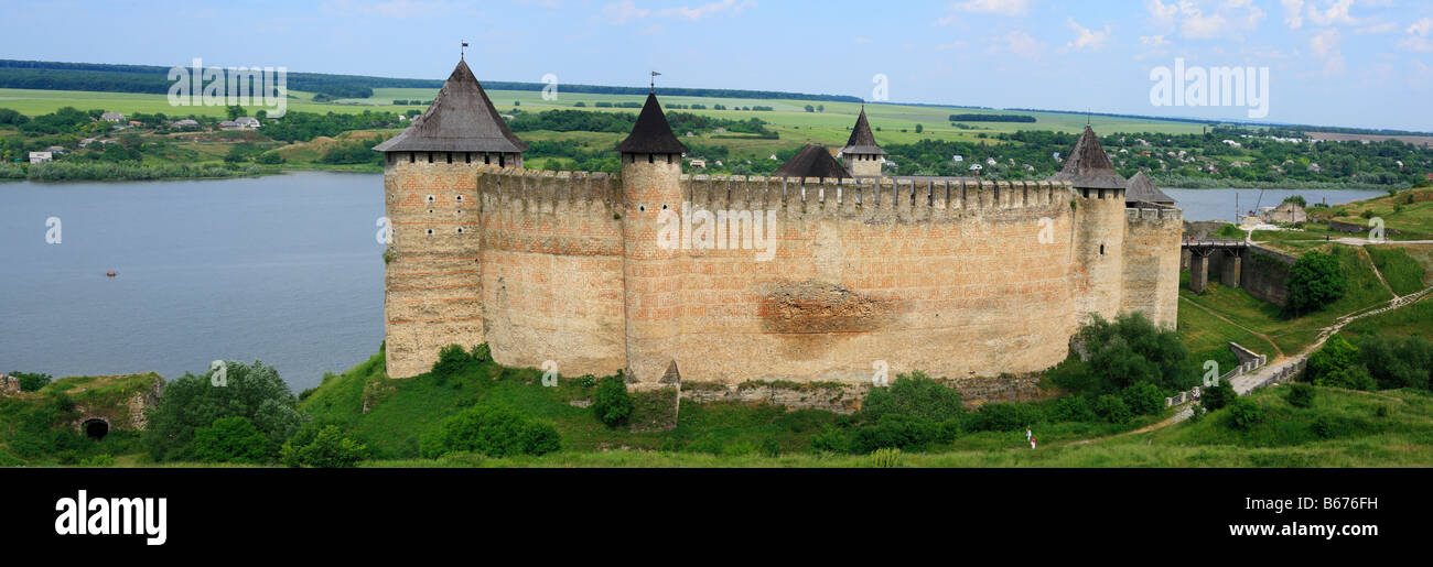 Les murs et les tours de la forteresse de Khotin (1325-1460), château médiéval, Dniestr, Podolie, Chernivtsi oblast (province), Ukraine Banque D'Images