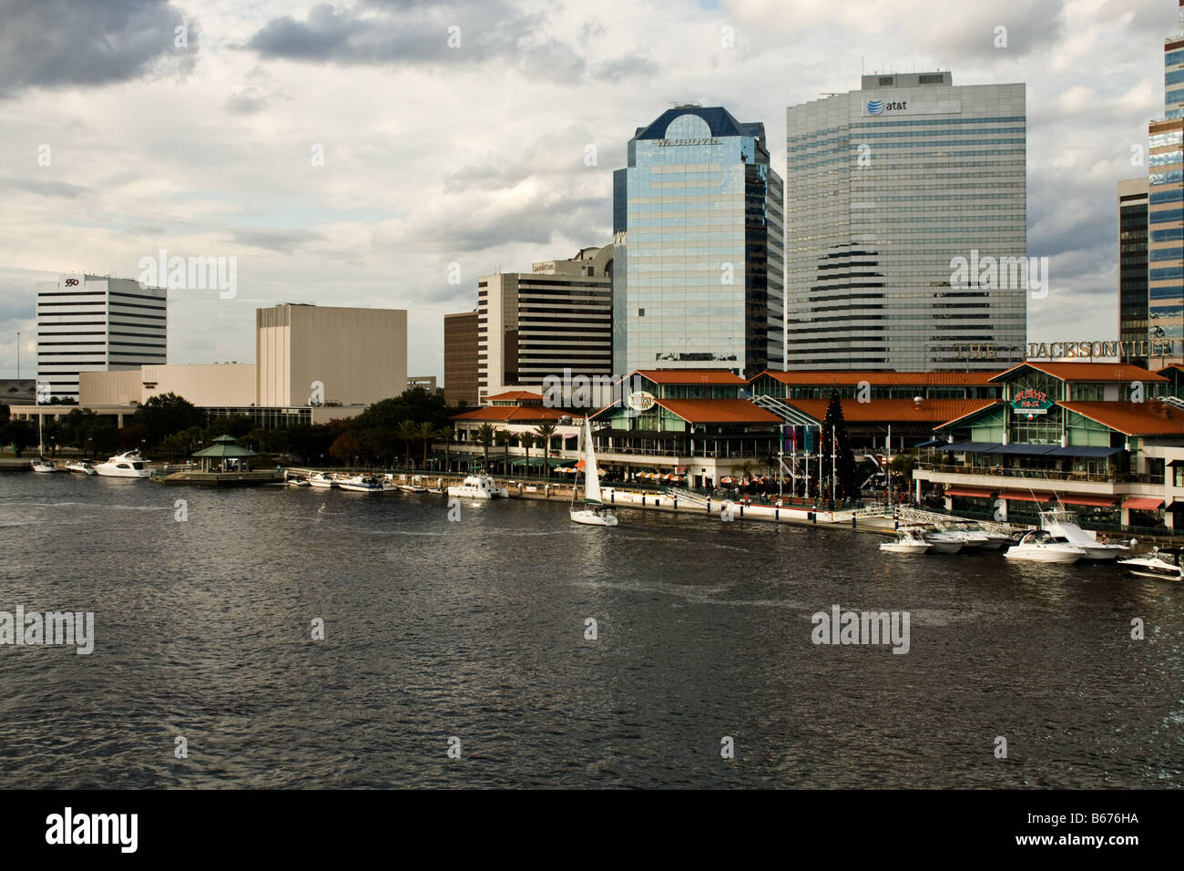 Vue de la Jacksonville Landing pendant la saison de Noël à Jacksonville, Floride Banque D'Images