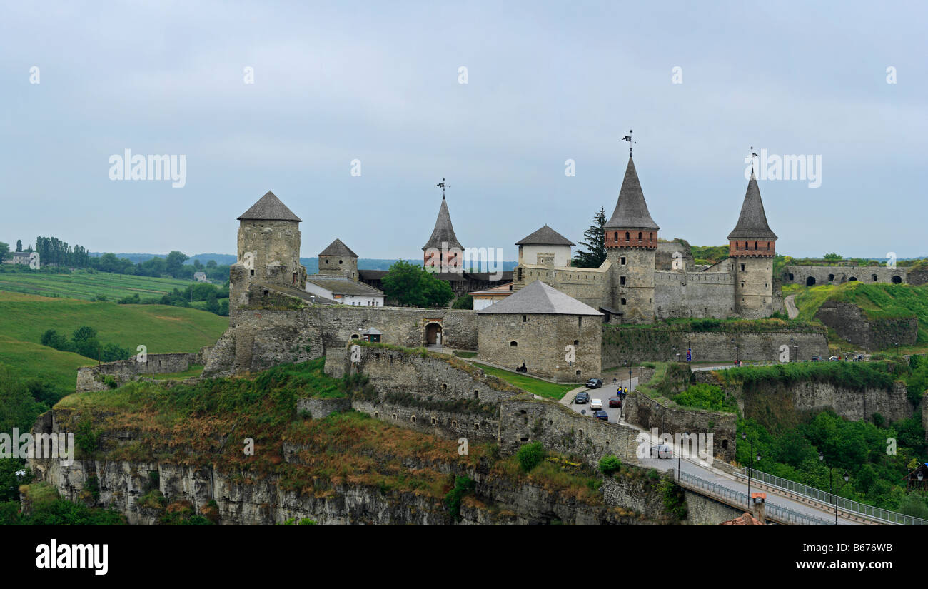 Les murs et les tours de la forteresse médiévale Kamianets Podilskyi (Kamenetz, Kamieniec), Podolie, Kiev oblast (région), de l'Ukraine Banque D'Images