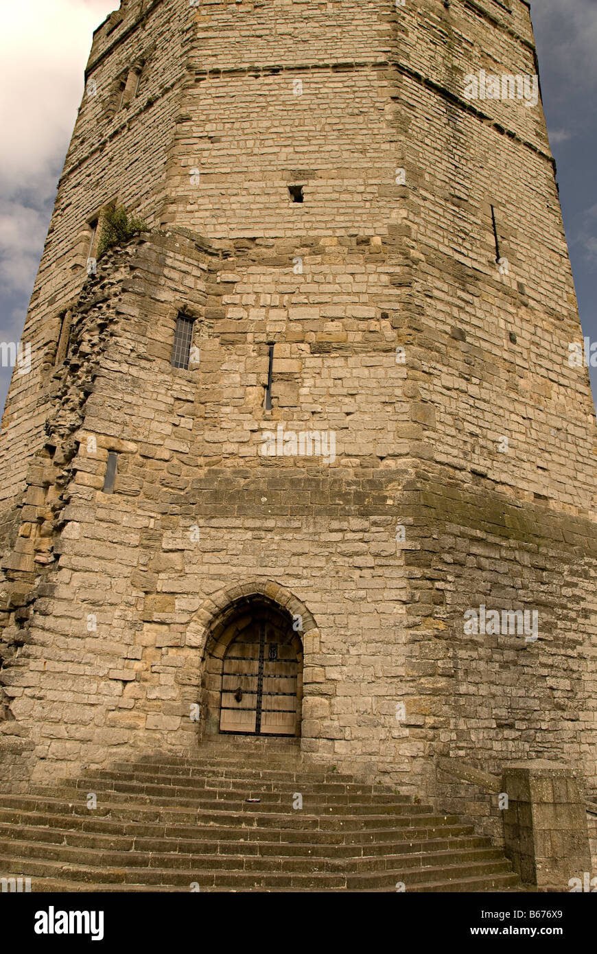 Les murs du château de Caernarfon et tourelles Banque D'Images