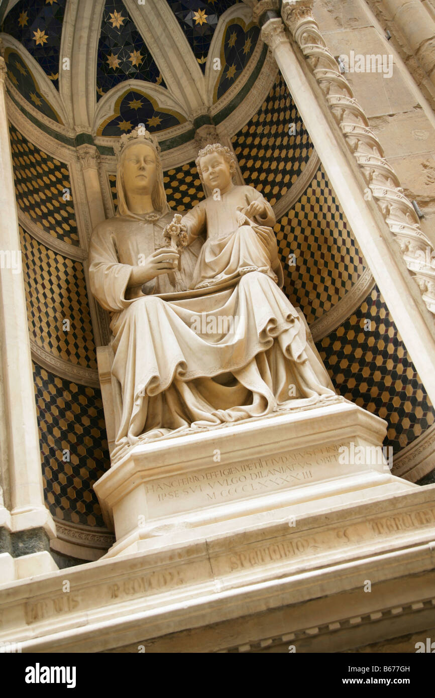 Statue de la Vierge à l'enfant sur l'église Orsanmichele et Museum, Florence, Italie. Banque D'Images