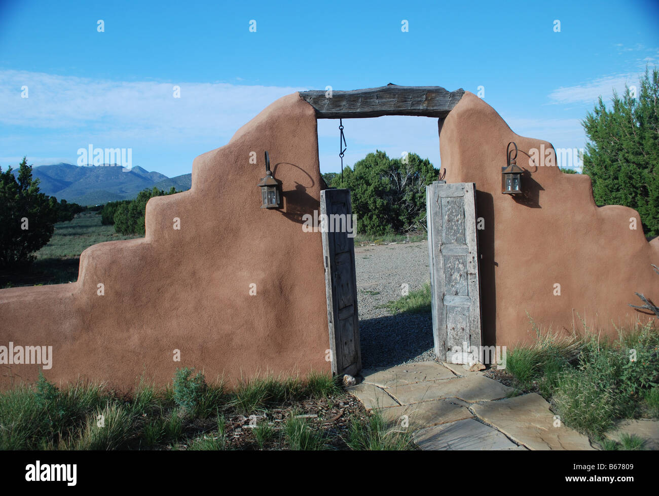 Adobe gate porte arch arche passage passage Banque D'Images