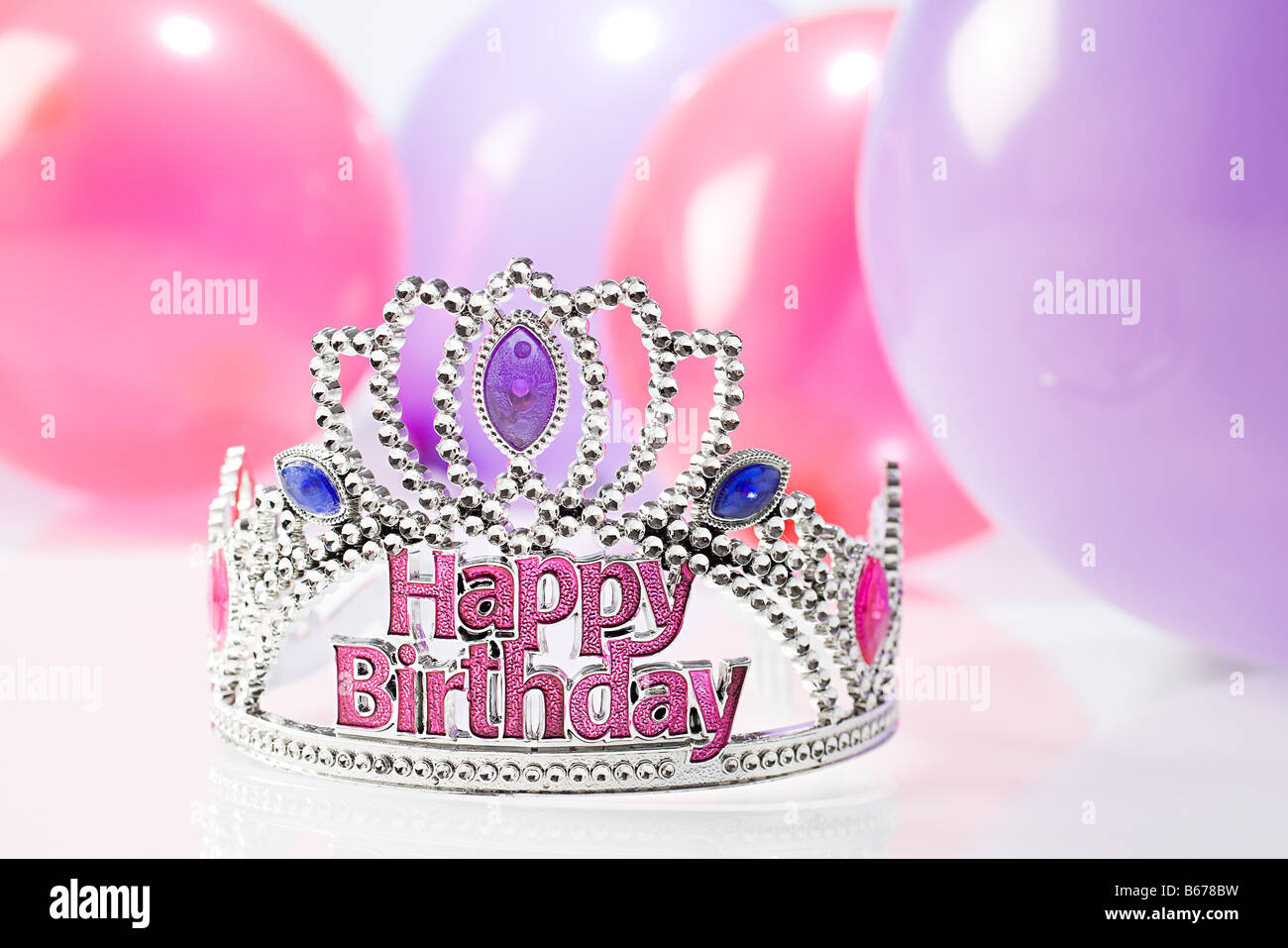 Happy birthday crown balloons Banque de photographies et d images a haute resolution Alamy