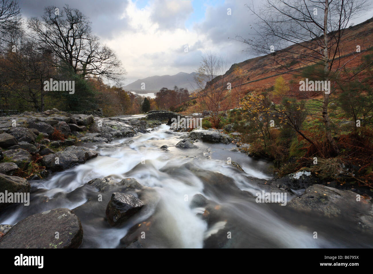 Ashness 'Bridge' de Lake District, d'une chute d'eau, rivière. Banque D'Images