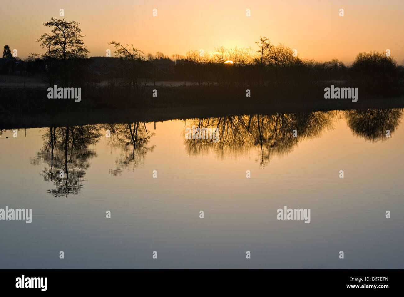 Lever/coucher du soleil sur la rivière Bann, Portadown. Banque D'Images