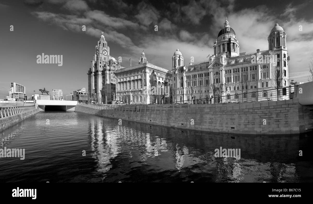 Le nouveau canal à travers l'avant de la Liverpool pierhead. Banque D'Images