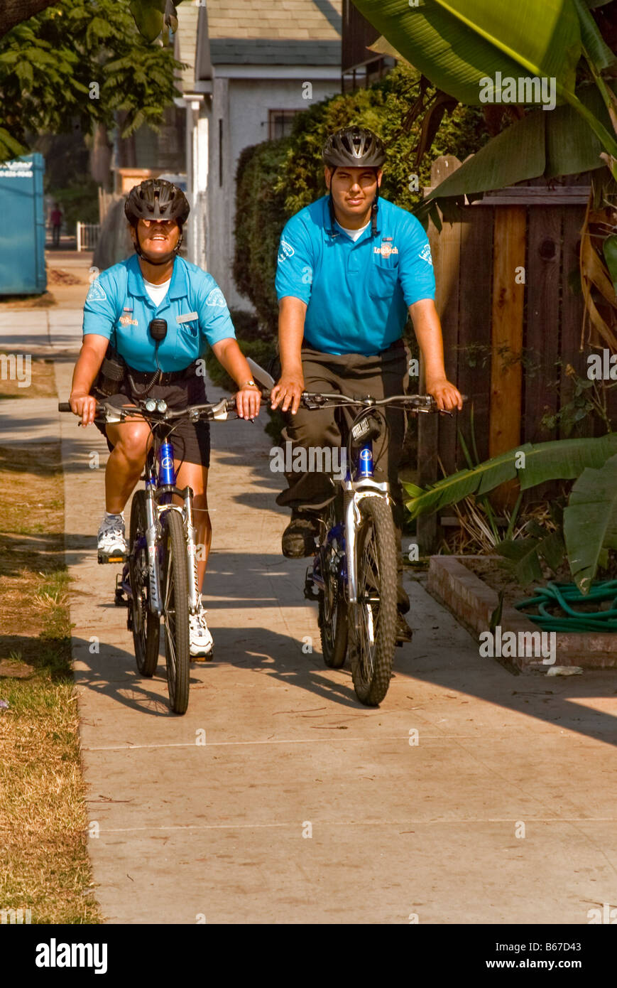 Deux vélos hispaniques de gardes de sécurité monté à patrouiller à Long Beach, CA, USA Banque D'Images