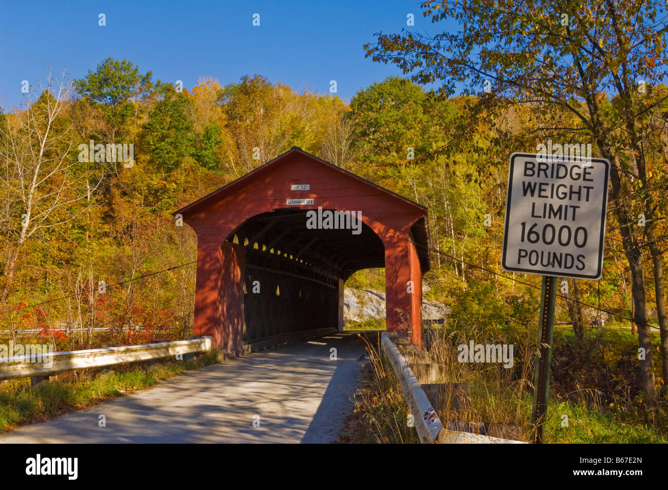 Pont couvert traditionnel peint rouge près de Manchester West Arlington Virginia USA États-Unis d'Amérique Banque D'Images