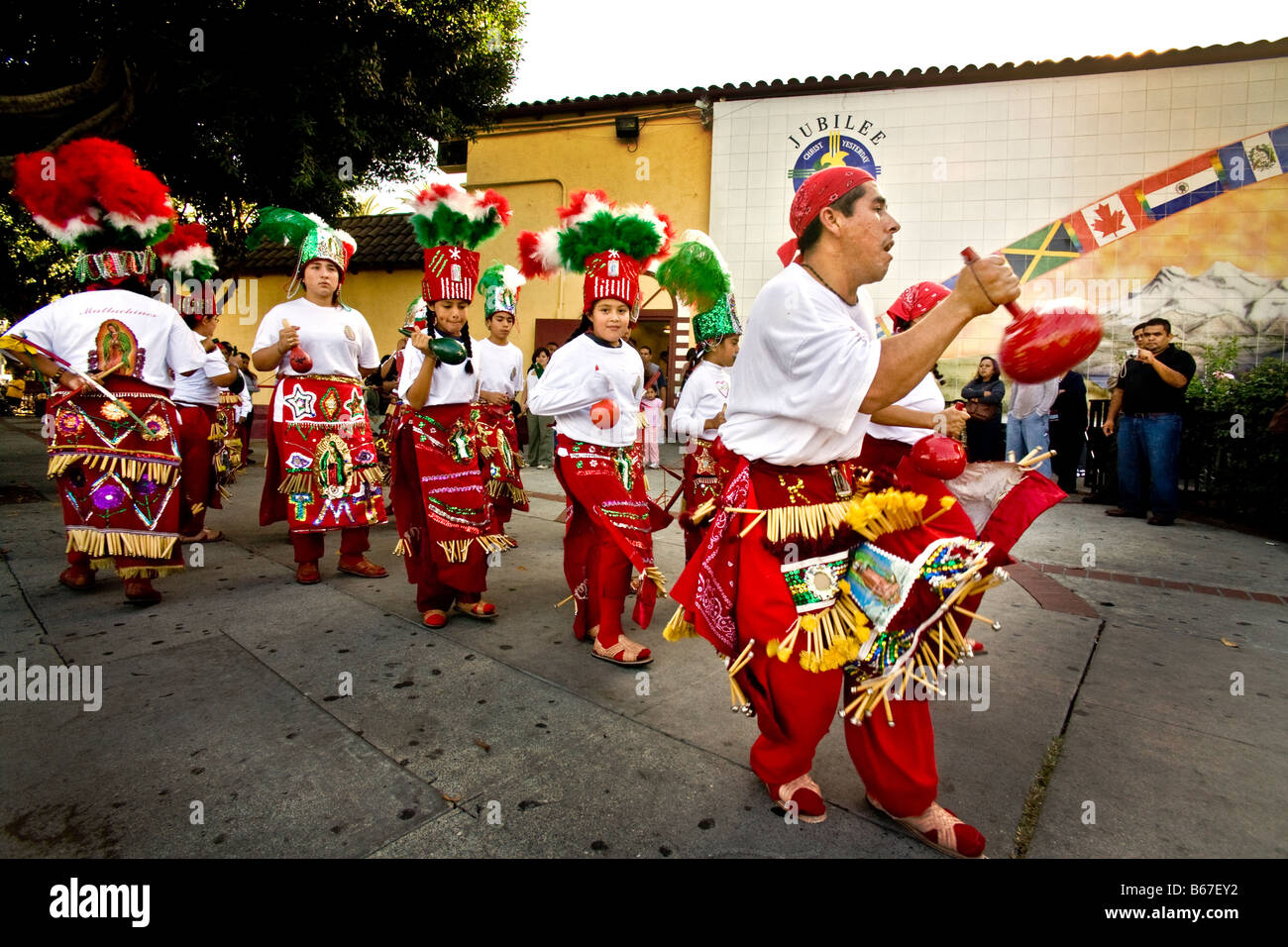 Danseurs folkloriques mexicaines indigènes vêtus de costumes pour célébrer la Journée de la mort à Los Angeles, CA, USA Banque D'Images