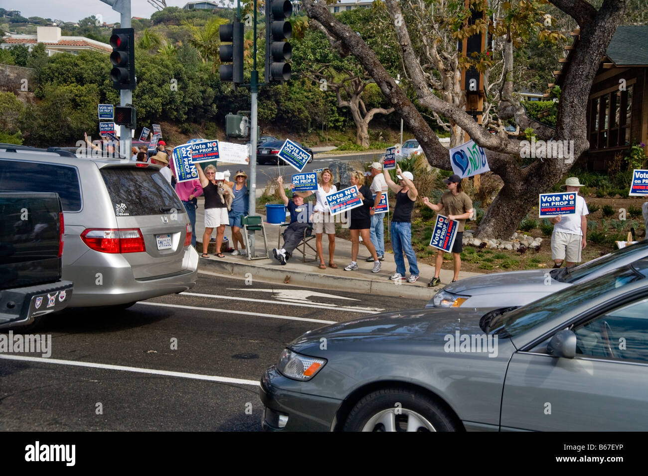 Les manifestants protestent contre la proposition de vote de l'état à l'Autoroute de la côte pacifique dans la région de Laguna Niguel, CA, USA Banque D'Images