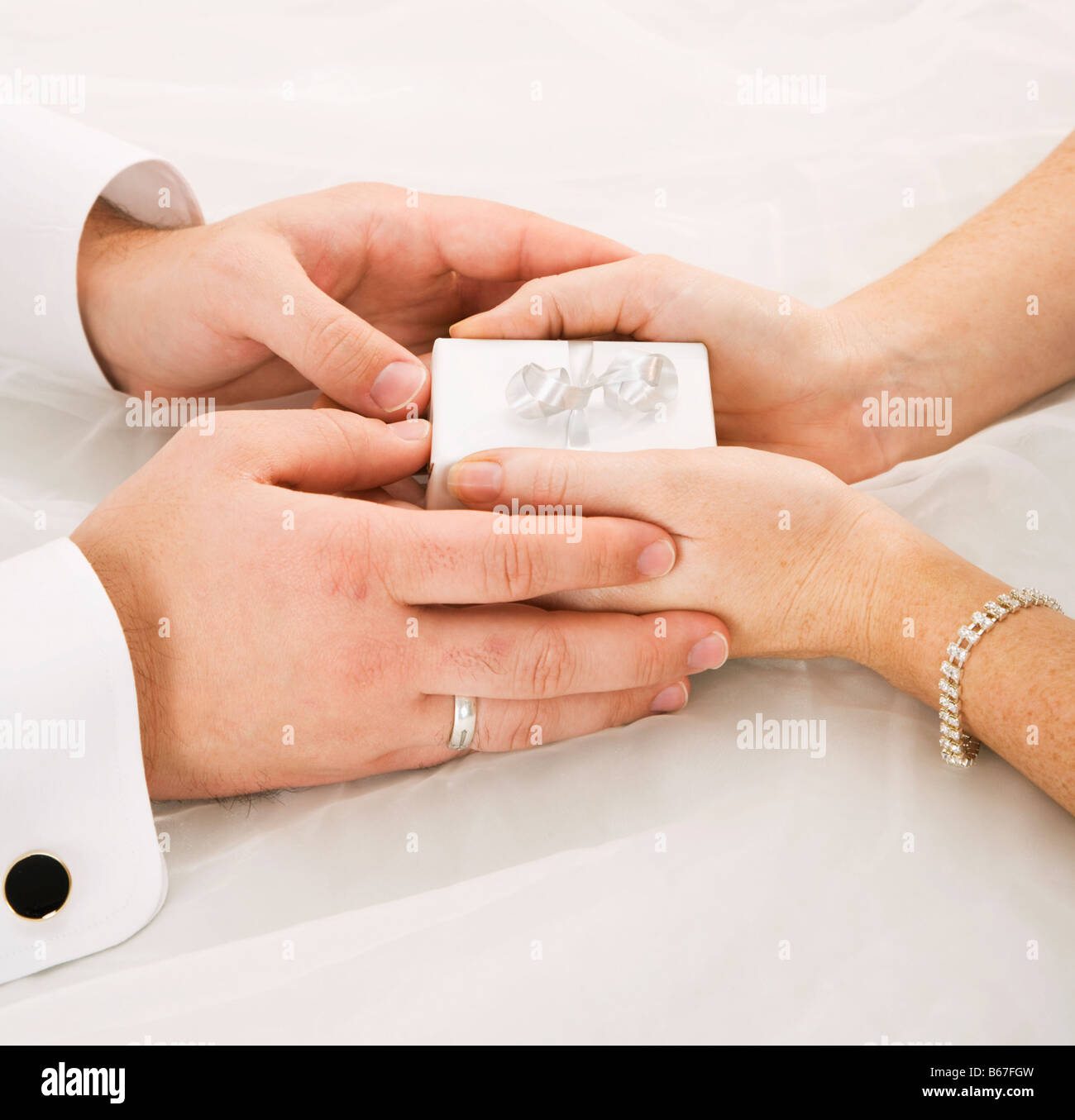 Couple holding boîte-cadeau dans les mains, Close up Banque D'Images