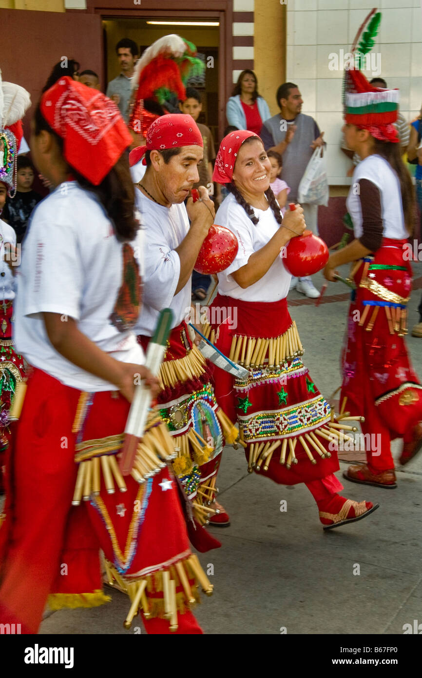 Danseurs folkloriques mexicaines indigènes vêtus de costumes pour célébrer la Journée de la mort à Los Angeles, CA, USA Banque D'Images