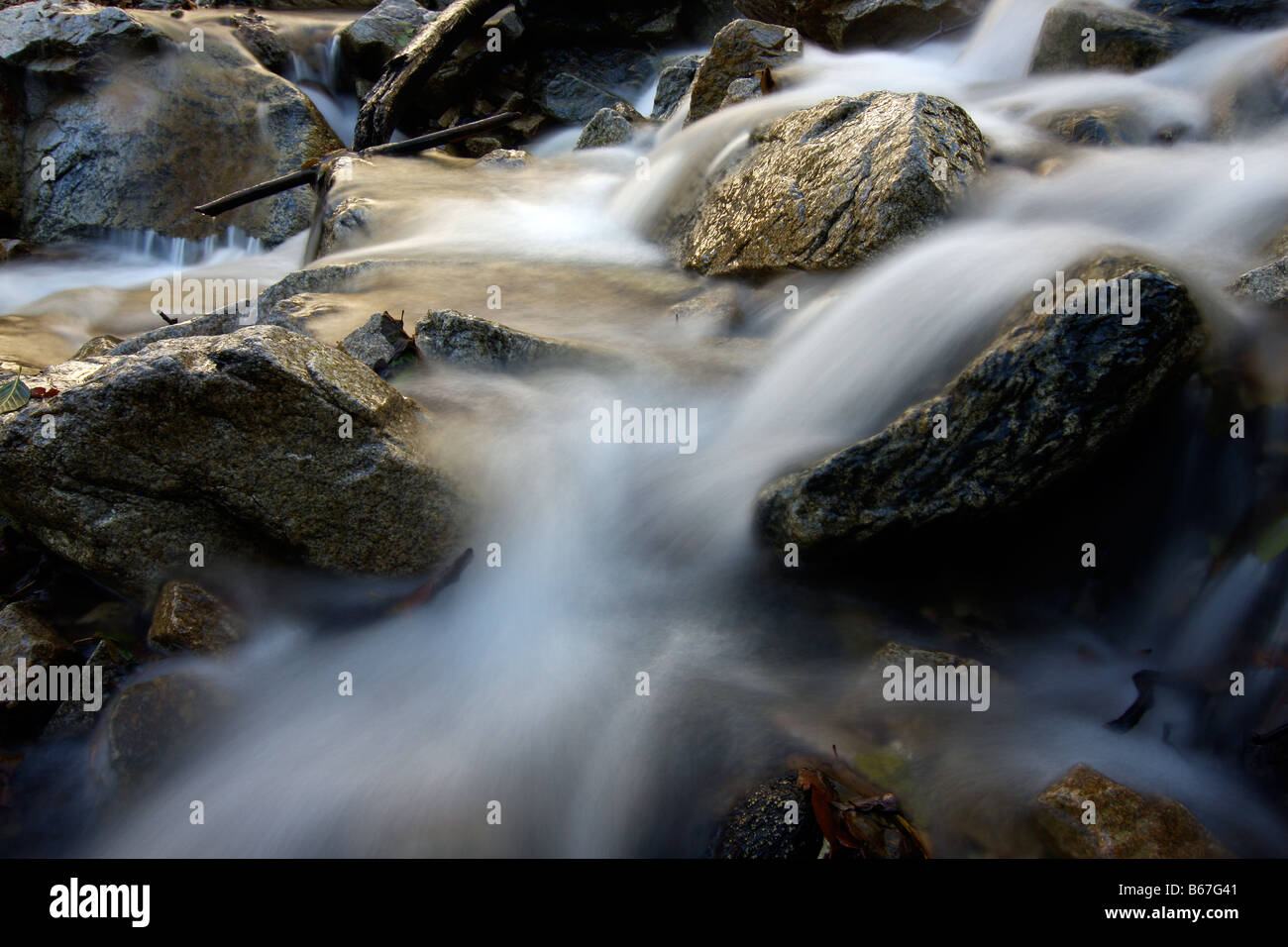 Une longue exposition d'un petit ruisseau. Image libre de droit. Banque D'Images