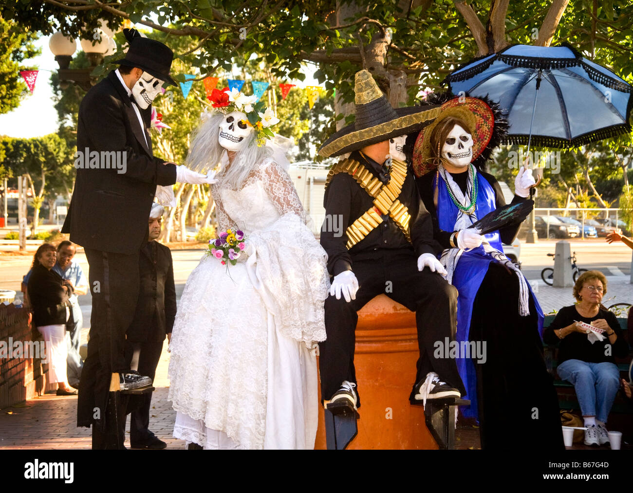 Des gens habillés en costumes pour célébrer la Journée de la mort à Los Angeles, CA, USA Banque D'Images