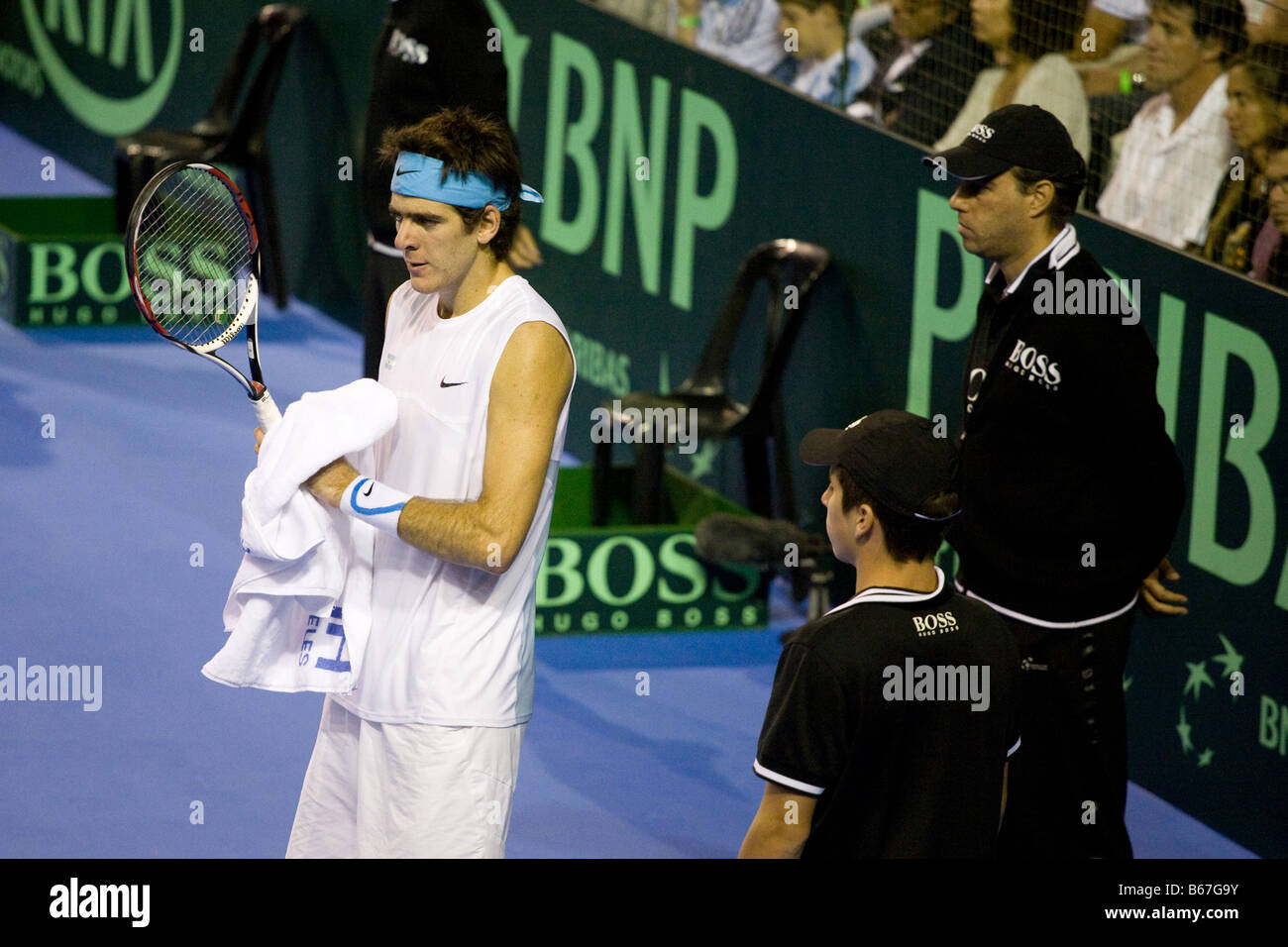 Le joueur de tennis argentin Juan Martin Del Potro s'sec pendant la finale de Coupe Davis 2008 contre l'espagnol Feliciano Lopez Banque D'Images