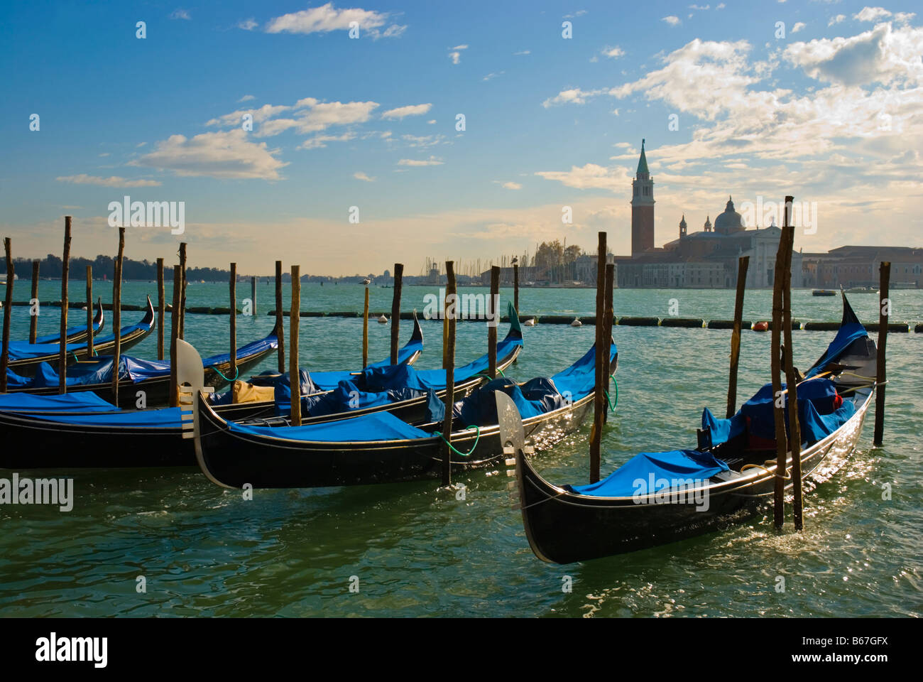 Les gondoles amarrées à San Marco de canal avec San Giorgio Maggiore en arrière-plan à Venise Italie Europe Banque D'Images