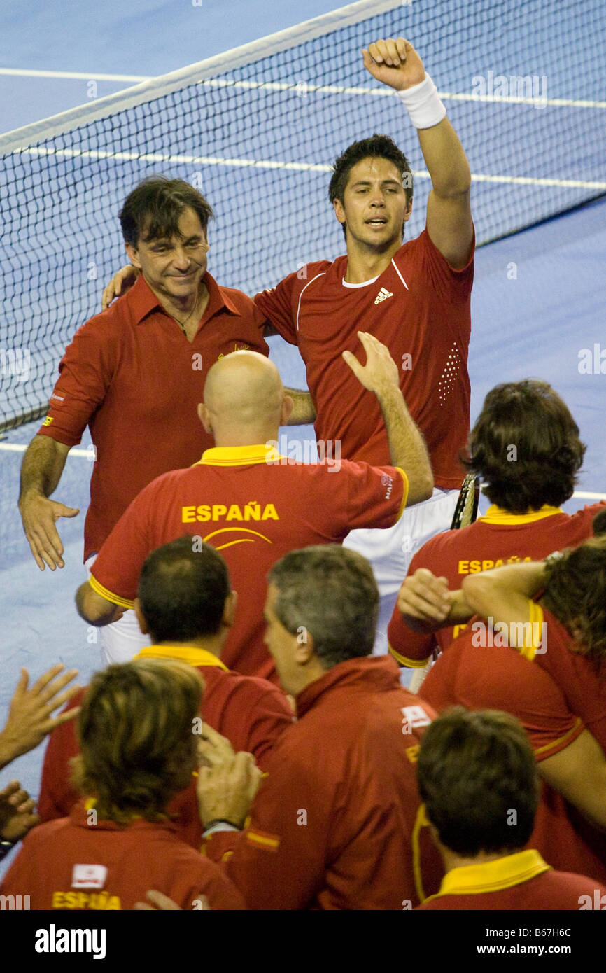 Joueur de tennis espagnol Fernando Verdasco et le capitaine de l'équipe, Emilio Sanchez Vicario célèbrent la victoire de la Coupe Davis 2008 Banque D'Images