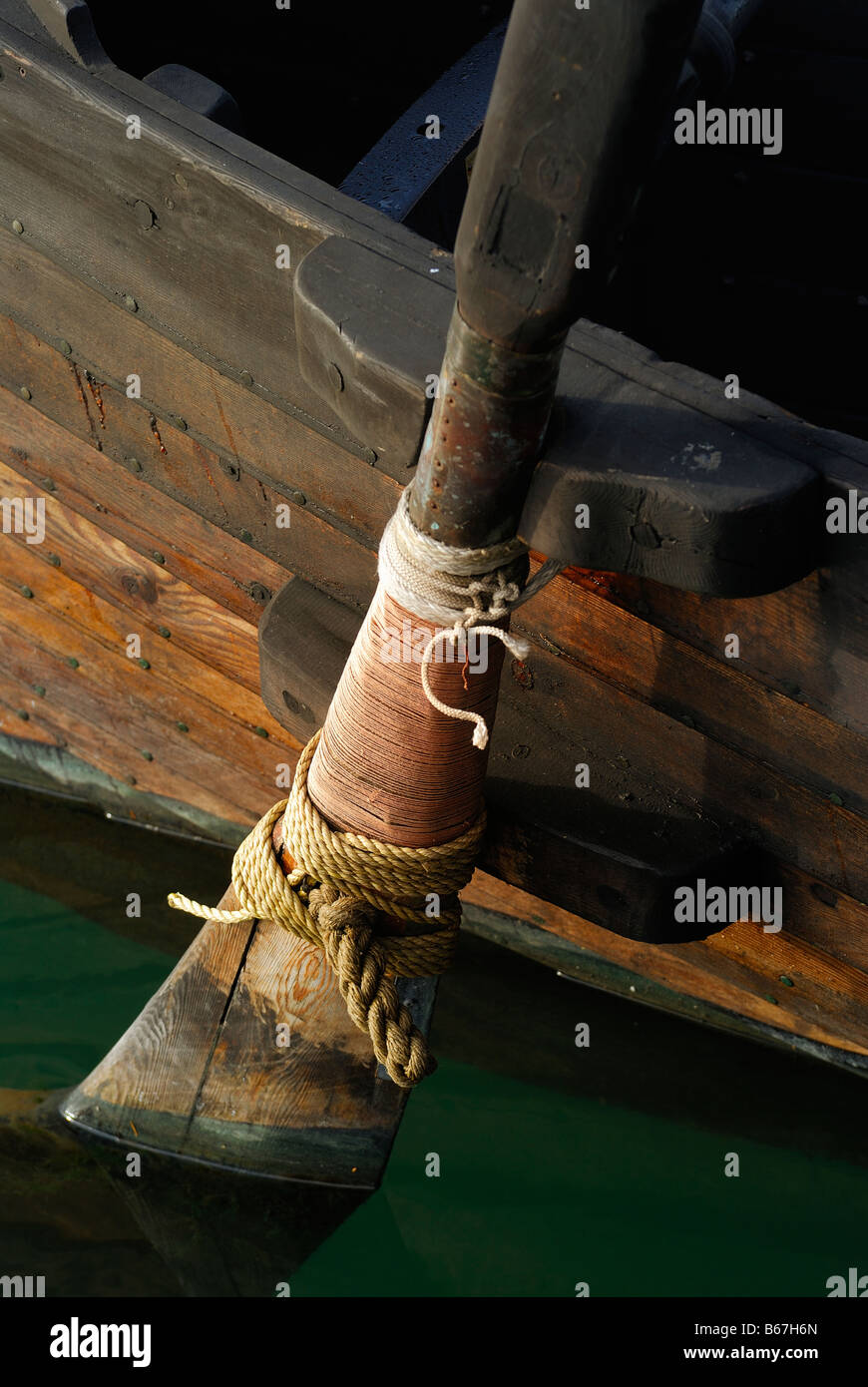 Woody oar viking avec des cordes fixes sur un bateau norman Banque D'Images
