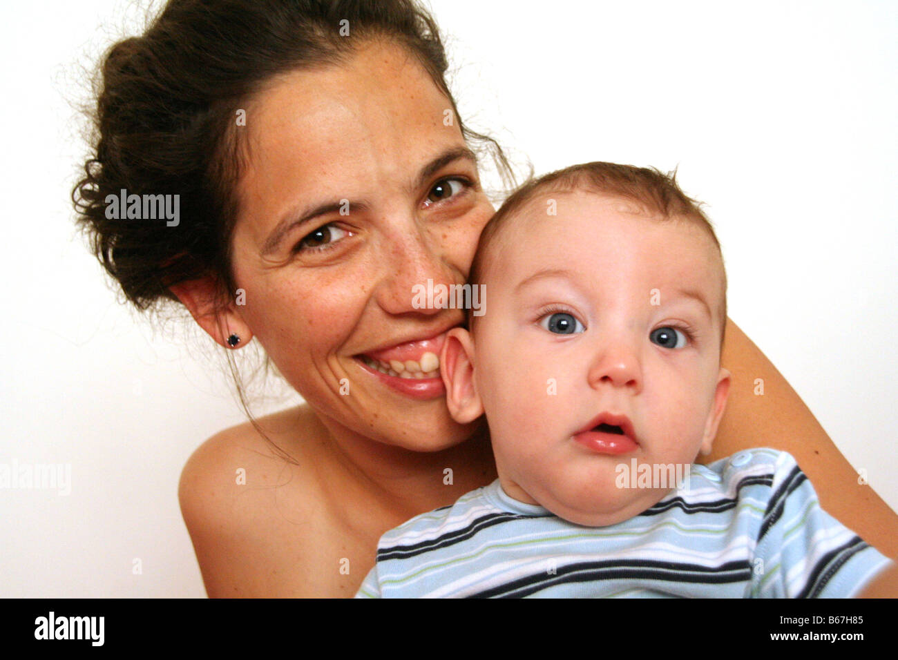 Smiling mother et 5 mois baby boy looking at camera 2 Banque D'Images