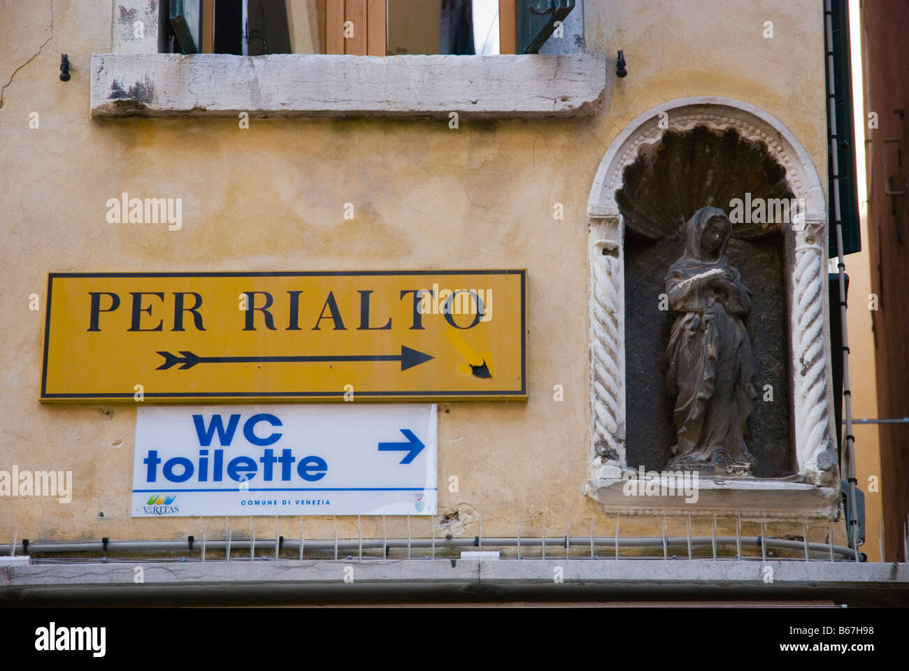 Signes et une statue à Venise Italie Europe Banque D'Images