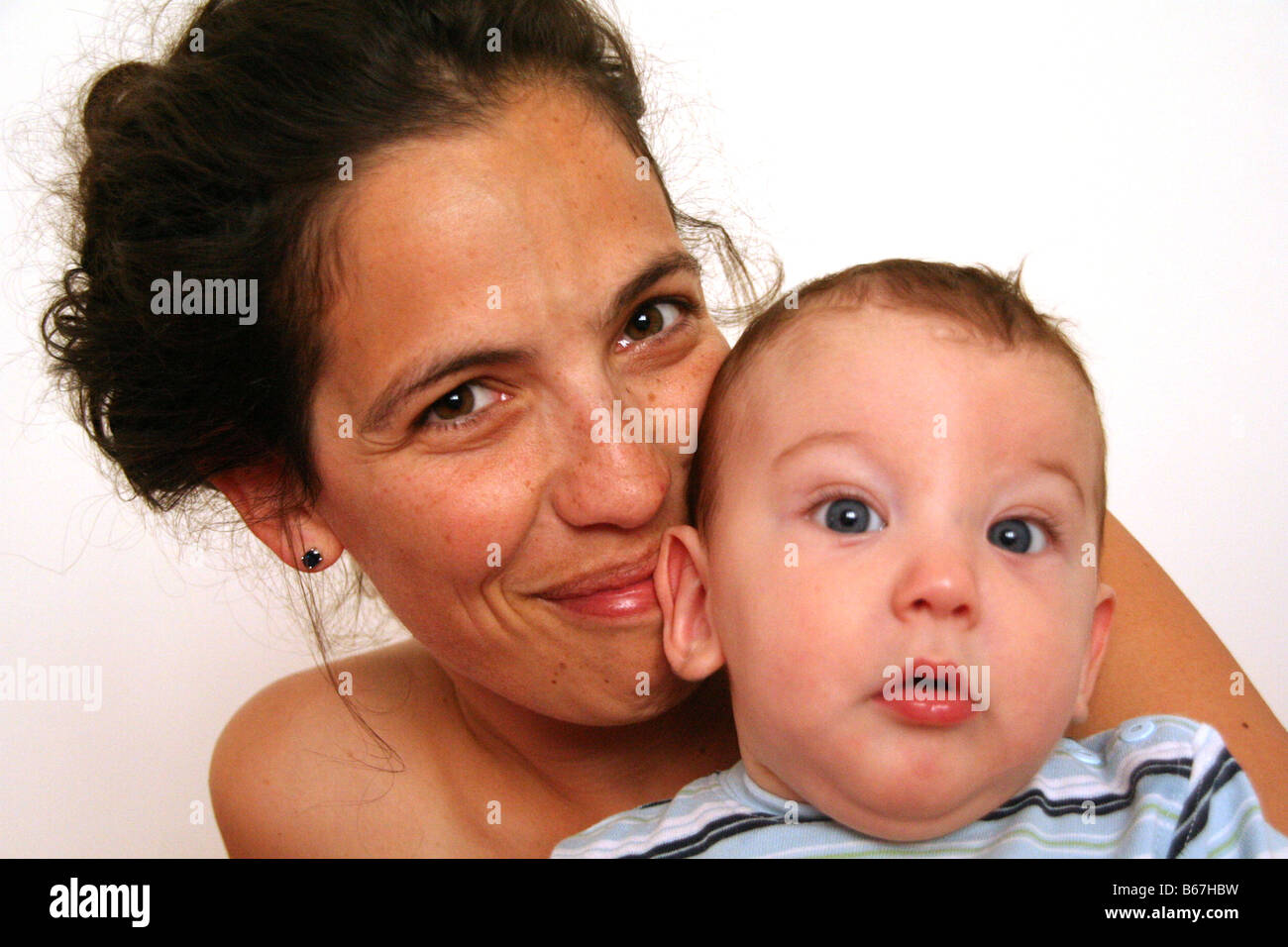 Smiling mother et 5 mois baby boy looking at camera Banque D'Images